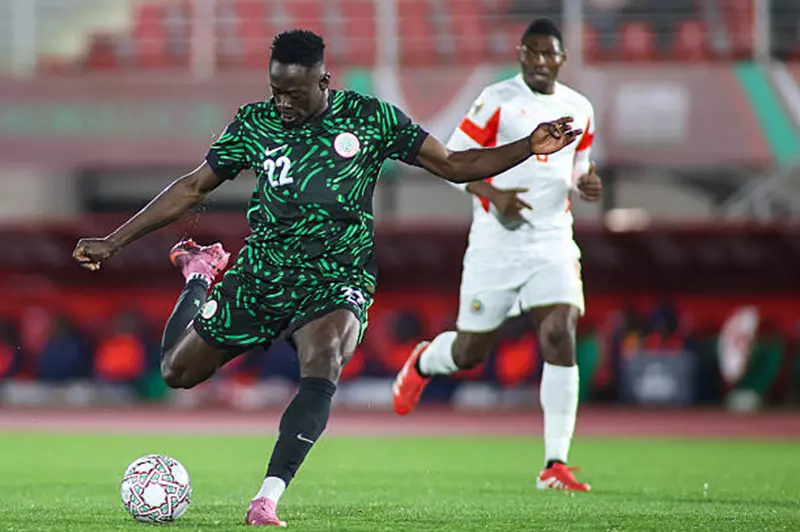 لأسباب عائلية.. منتخب نيجيريا يعلن مغادرة لاعبه معسكر الفريق 